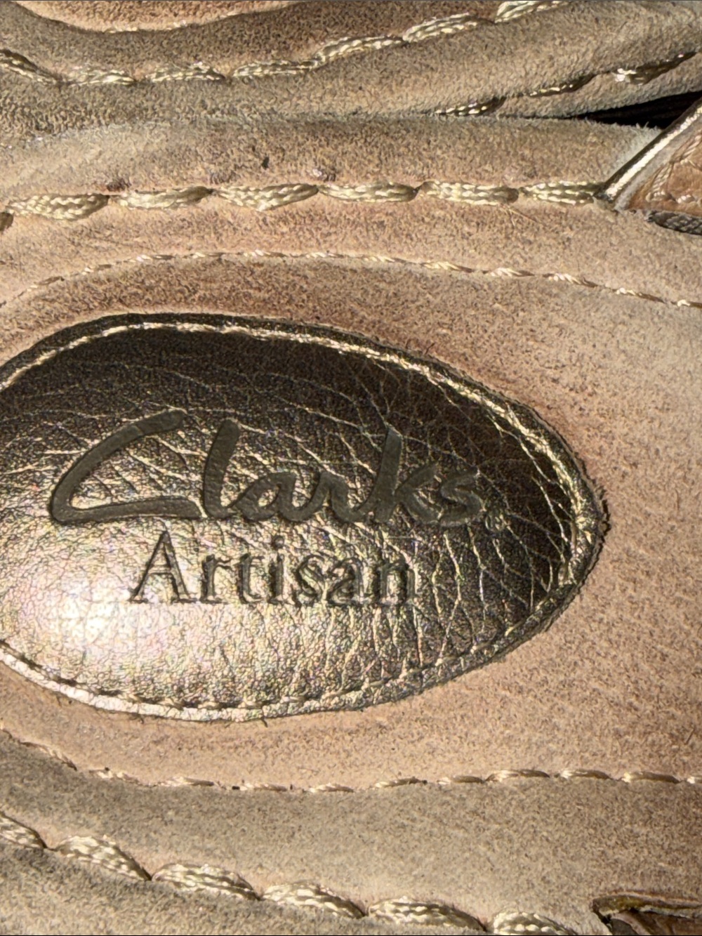 Clarks Artisan women’s 10 Metallic Gold Floral Wedge Thong Sandals - Picture 2 of 11